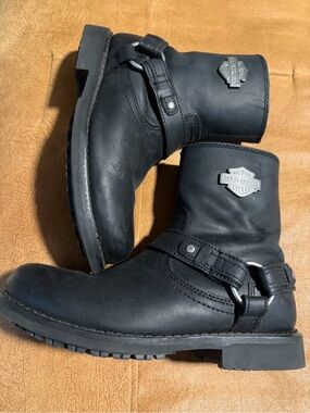 Harley-Davidson Black Leather Harness Boots with Metal Badge Men’s 7/ Women’s 9